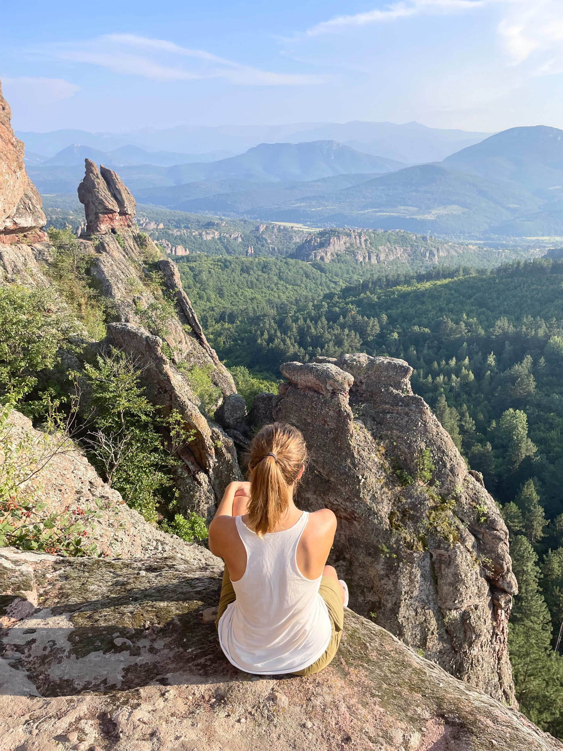 Lisa auf Berg mit Aussicht über Wald